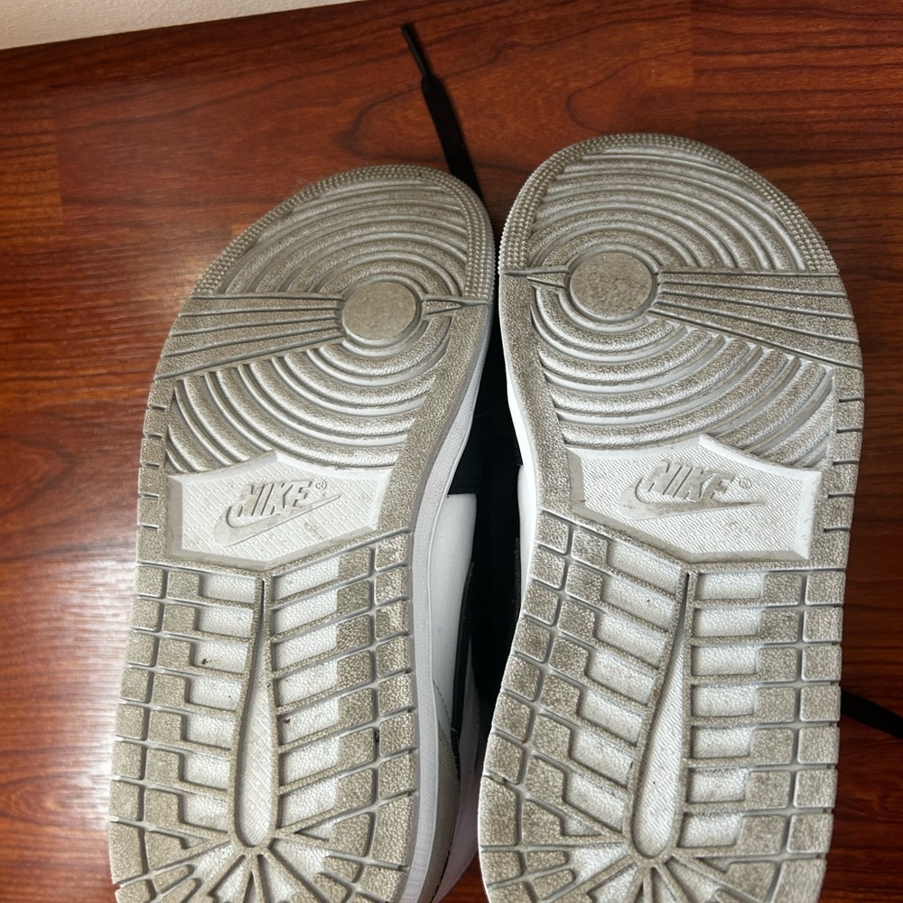 Nike Air Jordans Black and White High-Top Sneakers in crackle leather - Picture 9 of 15